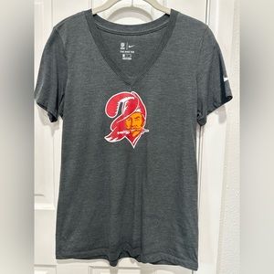 4/$25 Nike NFL Buccaneers womens v neck cotton shirt in Heather gray size small